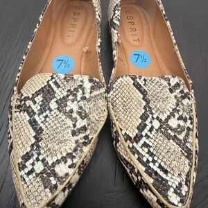 Like NEW Esprit size 7.5 women’s Snakeskin Pattern Flats